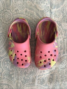 KIDS’ CLASSIC MARBLED CROCS